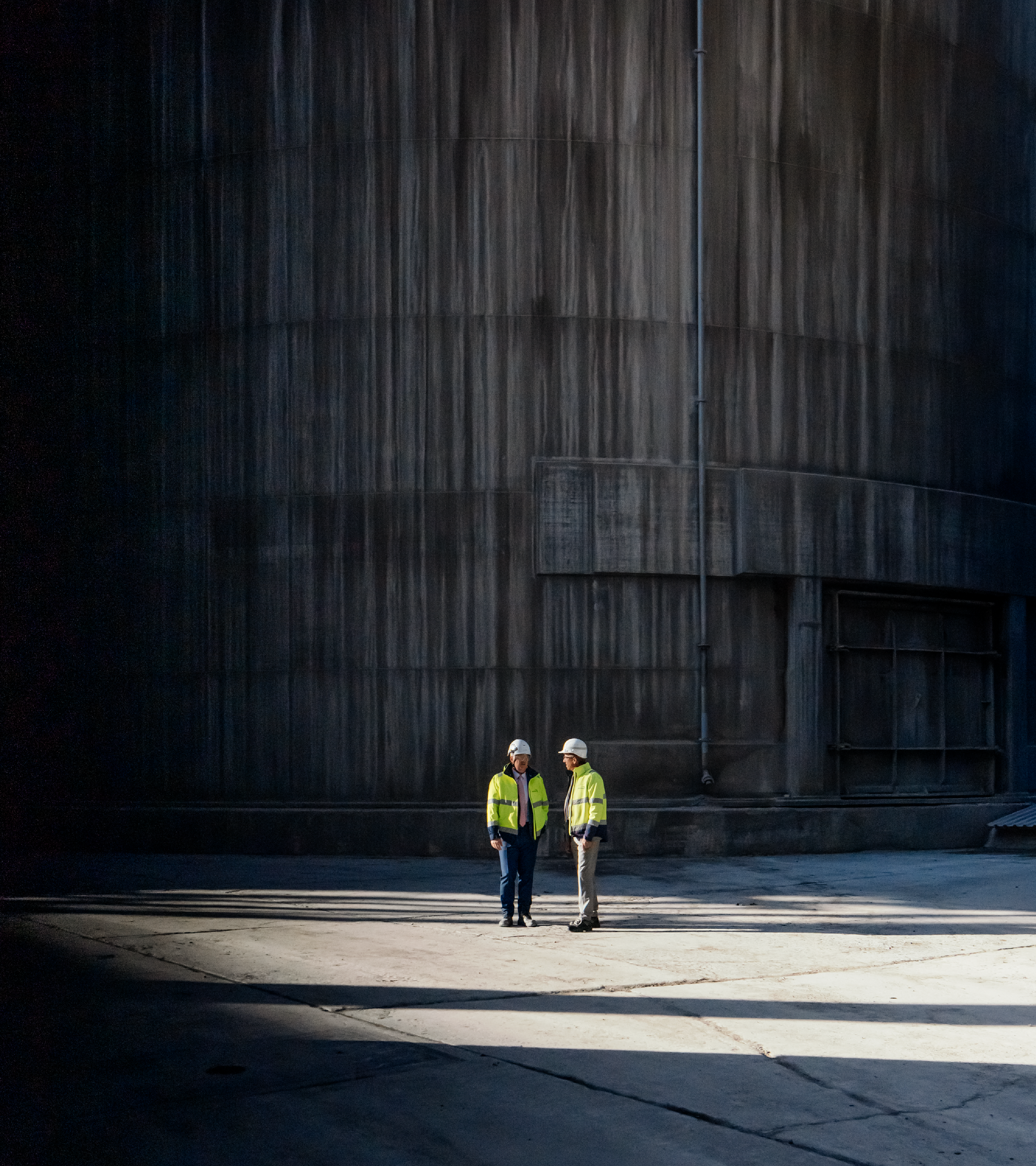Helmut Leibinger und Günther Wunsam stehen vor einem Silo.